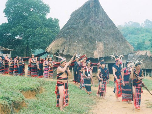 Adat tidur “duong”  dari orang Co Tu - ảnh 1