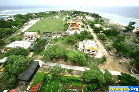 Mengunjungi kelas kecil di kecamatan pulau Song Tu Tay - ảnh 1