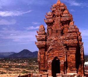 Candi Cham  yang unik di Vietnam - ảnh 1