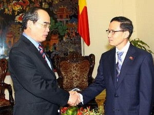 Deputi PM Vietnam, Nguyen Thien Nhan menerima kunjungan penasehat senior Partai Demi orang Thai - ảnh 1