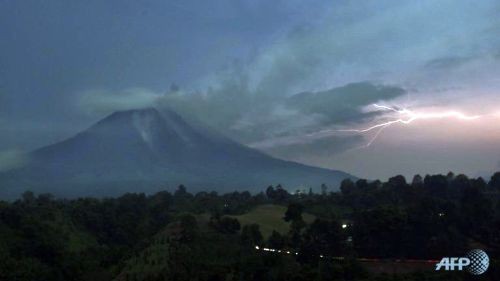 Ribuan penduduk Indonesia harus mengungsi  karena letusan gunung berapi  - ảnh 1