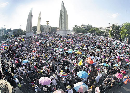 Rakyat Thailand melakukan demonstrasi untuk menentang rancangan Undang-Undang tentang  Pemberian Amnesti - ảnh 1