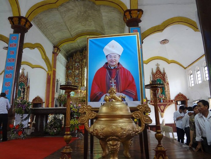 Ketua Pengurus Besar Front Tanah Air Vietnam menemui warga katolik  Bui Chu, provinsi Nam Dinh - ảnh 1