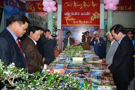 Ikhtisar koran-koran terbitan Vietnam sehubungan dengan Hari Raya Tet - 2014 - ảnh 1