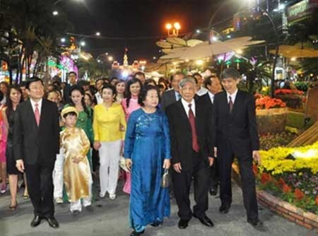 Presiden Vietnam  Truong Tan Sang mengunjungi dan mengucapkan selamat Hari Raya Tet  kepada provinsi Long An. - ảnh 1