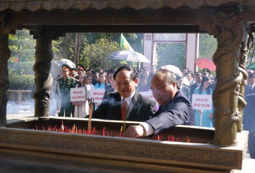 Deputi PM Nguyen Xuan Phuc menghadiri upacara membakar hio di Museum  Quang Trung - ảnh 1