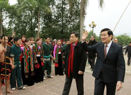 Presiden Vietnam Truong Tan Sang  menghadiri  Pesta Musim Semi di semua penjuru Tanah Air - ảnh 1