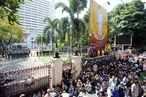 Kaum demonstran memblokir Gedung Pemerintah Thailand - ảnh 1