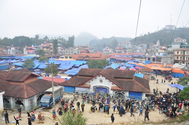 Ciri yang khas  di pasar pegunungan Bac Ha - ảnh 1