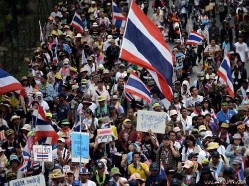 Ribuan orang melakukan demonstrasi di ibukota Bangkok untuk memprotes Pemerintah. - ảnh 1