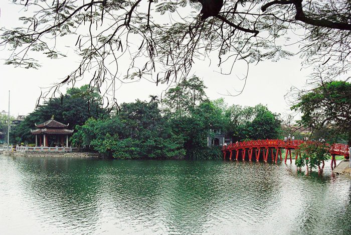 Danau Guom -  jantungnya ibukota dengan naga terbang - ảnh 1