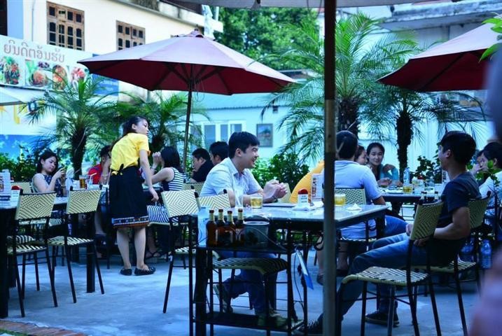 Mencari tahu  warung makan Laos di tengah-tengah ibukota Hanoi - ảnh 2