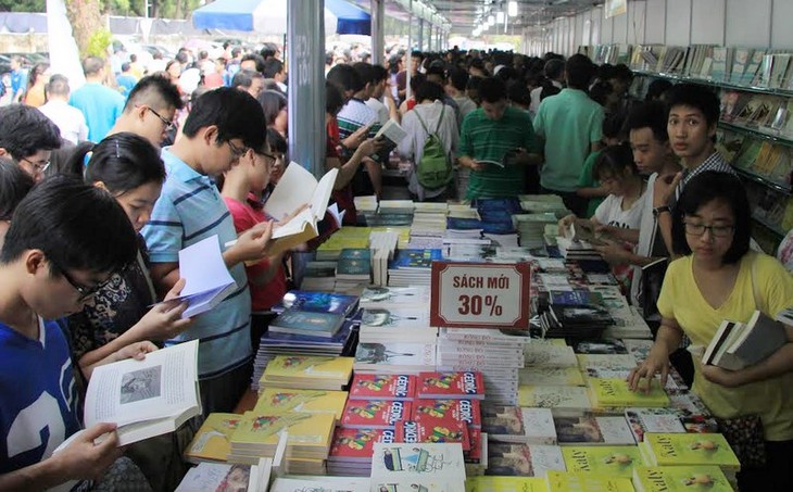 Lebih dari 1500 eksamplar  buku akan diperkenakan di Festival  Buku Musim Rontok –tahun 2014 - ảnh 1