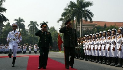 Delegasi Kepala Departemen Umum urusan pekerjaan ideologi  dari  Kementerian Pertahanan  Republik Belarus berkunjung di Vietnam. - ảnh 1