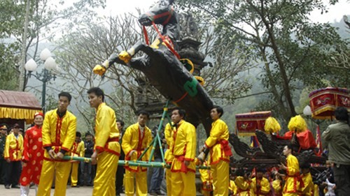 Kira-kira 250 kelompok menyanyi Chau Van menghadiri Festival Budaya spiritutalitas memuja Dewi  Ibu - ảnh 1