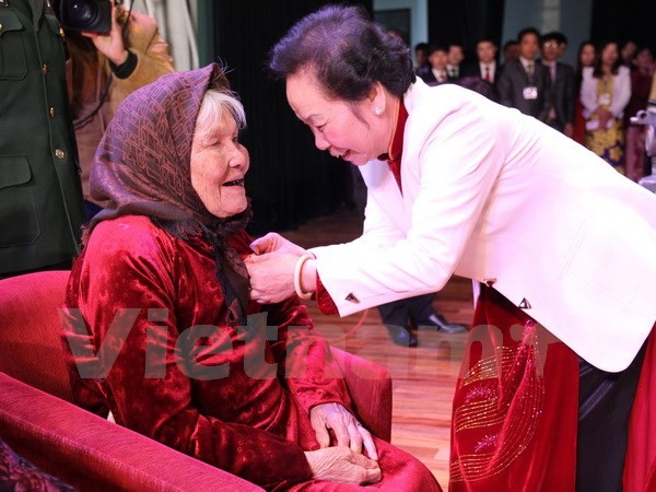 Wapres Vietnam, Nguyen Thi Doan memberikan gelar: “Ibu Vietnam heroik” di provinsi Bac Ninh - ảnh 1