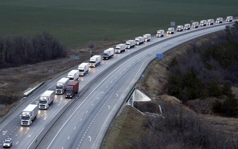 Rusia telah mengirim lebih dari 10 700 ton barang bantuan kemanusiaan kepada Ukraina Timur - ảnh 1