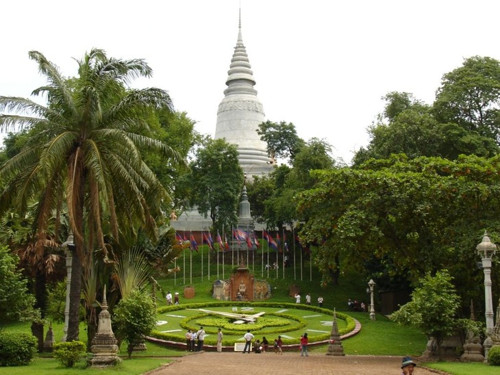 Wat Phnom-destinasi spiritualitas  agama Buddha Kamboja - ảnh 1