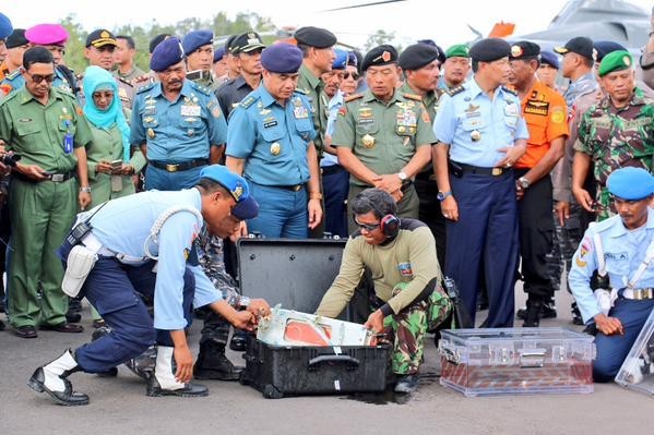 Kotak hitam ke-2 pesawat terbang QZ 8501 dari Maskapai AirAsia sudah dievakuasi - ảnh 1