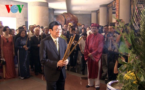 Presiden Truong Tan Sang membakar hio mengenangkan kembali Raja Hung di kota Ho Chi Minh - ảnh 1