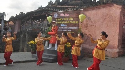 Rakyat  di seluruh negeri  Vietnam mengadakan banyak aktivitas  untuk  menymbut musim semi baru –tahun 2015. - ảnh 1