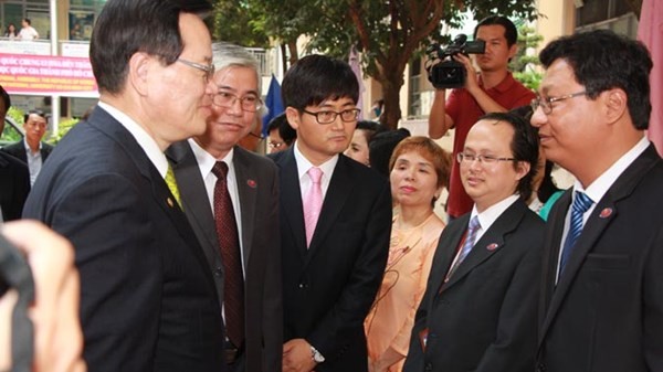 Ketua Parlemen Republik Korea Chung Ui-hwa mengadakan temu pergaulan dengan para mahasiswa  Vietnam di kota Ho Chi Minh - ảnh 1