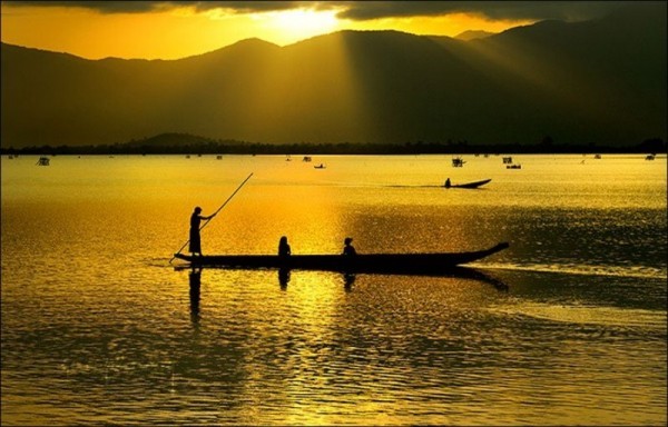 Keindahan yang legendaris  dari danau Lac - ảnh 1