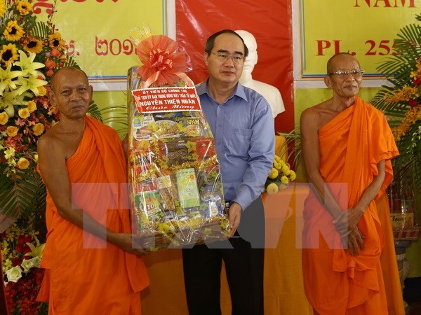 Ketua Pengurus Besar Front Tanah Air Vietnam, Nguyen Thien Nhan  mengucapkan selamat Hari Raya Tet tradisional  kepada warga Khmer - ảnh 1