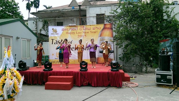 Bergembira menyongsong Hari Raya Tet Laos di ibukota Hanoi - ảnh 1