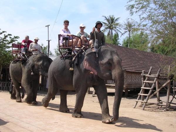 Berwisata di dukuh-dukuh  kediaman warga  etnis-etnis di provinsi Dac Lac - ảnh 3