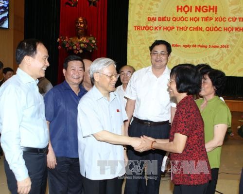 Sekjen KS PKV, Nguyen PhuTrong  mengadakan kontak dengan para pemilih di distrik Hoan Kiem, kota Hanoi - ảnh 1