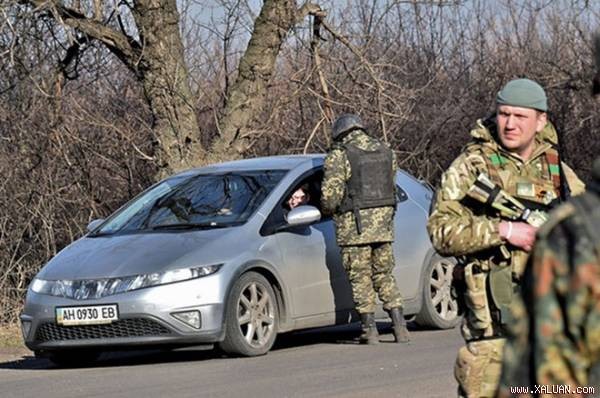 Ukraina membatasi hak kebebasan mobilitas dari warga Donbass - ảnh 1