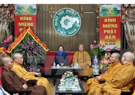 Kepala Departemen Penggerakan  Massa Rakyat  KS PKV Ha Thi Khiet mengucapkan selamat kepada Sanggha Buddha Vietnam. - ảnh 1