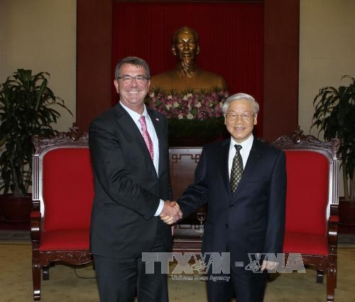 Sekjen KS PKV Nguyen Phu Trong menerima Menhan AS, Ashton Carter - ảnh 1