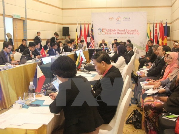 Pejabat tinggi ASEAN mengadakan pertemuan tentang masalah-masalah regional yang penting. - ảnh 1