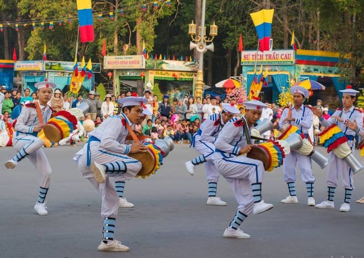 Tarian genderang Chhay-dam  diakui sebagai pusaka budaya non-bendawi nasional.  - ảnh 1