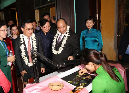 PM Laos, Thongsing Thammavong  mengunjungi kota kuno Hoi An, provinsi Quang Nam. - ảnh 1