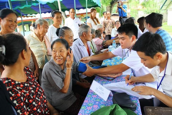 Kaum remaja ibukota Hanoi berpadu tanaga membangun persahabatan Vietnam-Laos - ảnh 3