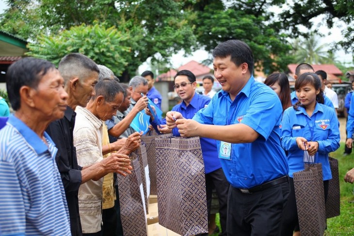 Kaum remaja ibukota Hanoi berpadu tanaga membangun persahabatan Vietnam-Laos - ảnh 1