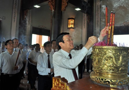 Presiden Vietnam, Truong Tan Sang membakar hio  di zona peringatan almarhum  pengacara Nguyen Huu Tho di provinsi Long An. - ảnh 1