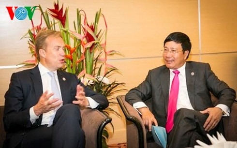 Deputi PM, Menlu Vietnam, Pham Binh Minh  mengadakan pertemuan bilateral di sela-sela  AMM-48 - ảnh 1