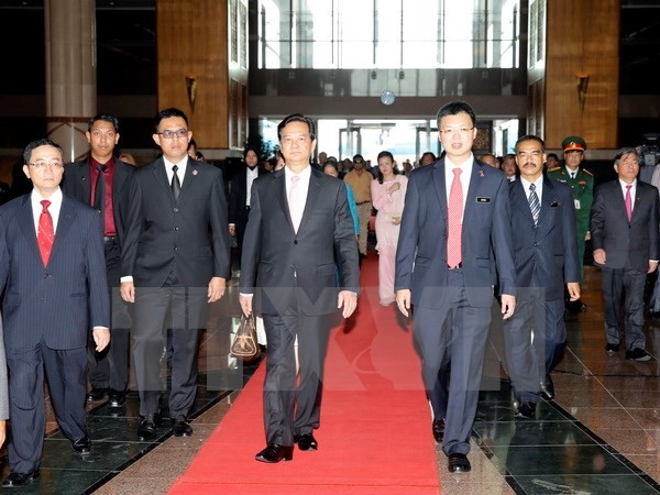 PM Vietnam, Nguyen Tan Dung memulai aktivitas-aktivitas melakukan kunjungan resmi di Malaysia. - ảnh 1