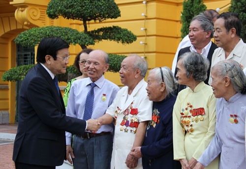 Partai Komunis dan Negara Vietnam  selalu mencata jasa-jasa dari para pejuang revolusioner yang ditangkap dan  dipenjara oleh musuht - ảnh 1