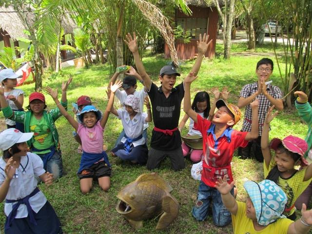 Komunitas  membantu dan menunjang anak-anak  tentang hak mendekati informasi. - ảnh 1