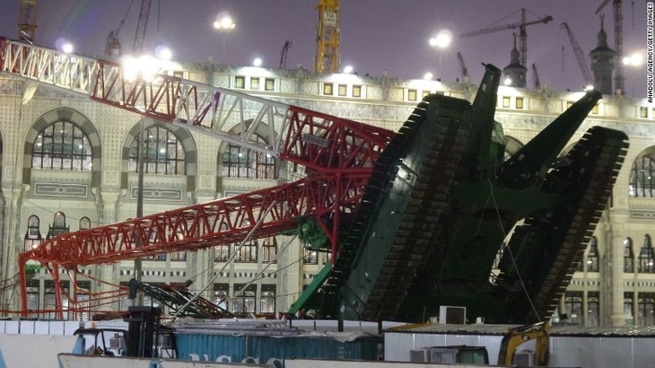 Upacara naik haji  tidak terpengaruh oleh robonya derek di Masjidil Haram,   Mekkah. - ảnh 1