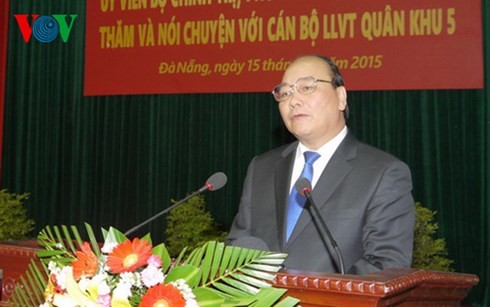 Deputi PM Vietnam, Nguyen Xuan Phuc mengunjungi  angkatan bersenjata Markas Komando V - ảnh 1