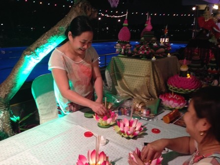 Festival Melepas lampu Krathong yang berkilau-kilauan - ảnh 2