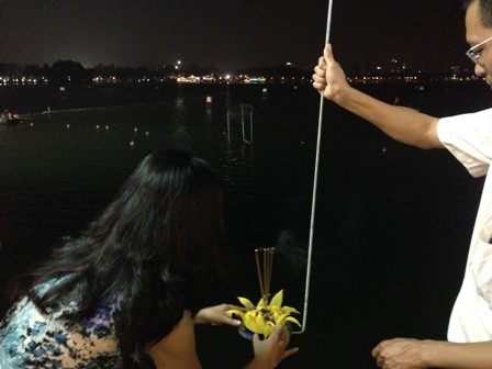 Festival Melepas lampu Krathong yang berkilau-kilauan - ảnh 4