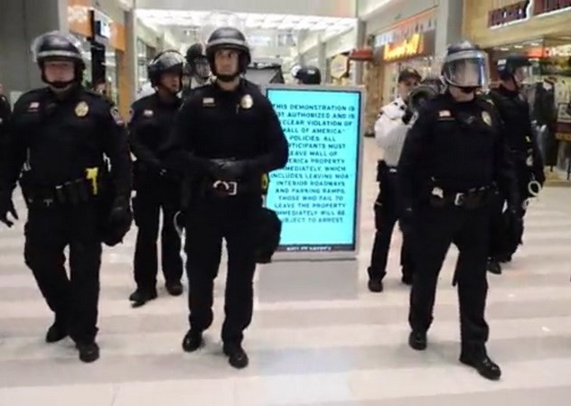 Demonstrasi  menentang  ras diskriminasi  di Amerika Serikat menjelang Hari Natal - ảnh 1