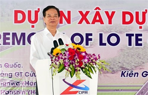 PM Nguyen Tan Dung memerintahkan untuk mulai membangun jalan yang menyambungkan kota Can Tho dengan provinsi Kien Giang - ảnh 1